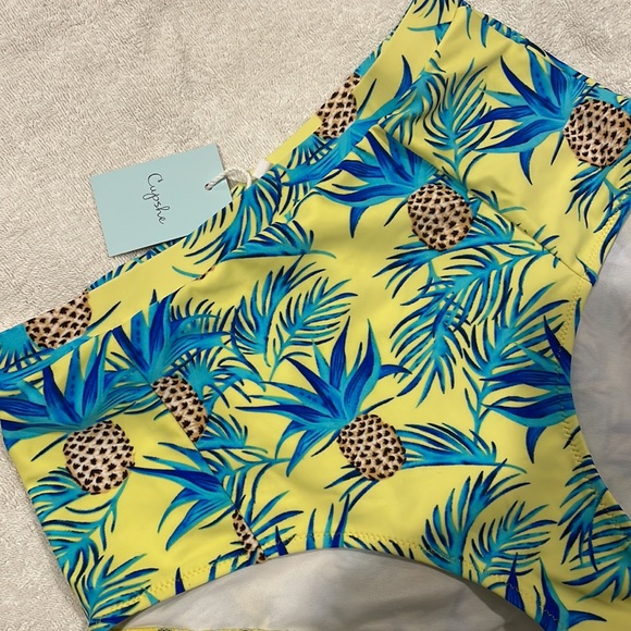 Cupshe bathing suit bottom. Size Medium. New with tags. - Picture 2 of 3